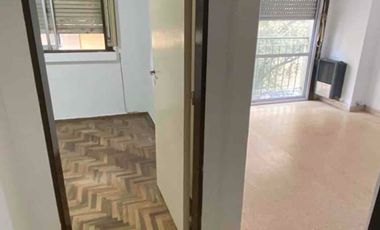 departamento dos ambientes a la calle con balcón francés