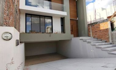 VENTA DE CASA EN TAHONA 4 PLANTAS, PONIENTE