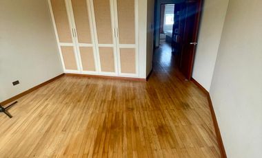 “Departamento en Miraflores - amplio, iluminado, con 2 cocheras y a 1 cuadra de parque”