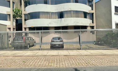 “Departamento en Miraflores - amplio, iluminado, con 2 cocheras y a 1 cuadra de parque”