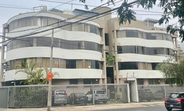 “Departamento en Miraflores - amplio, iluminado, con 2 cocheras y a 1 cuadra de parque”