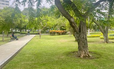 “Departamento en Miraflores - amplio, iluminado, con 2 cocheras y a 1 cuadra de parque”
