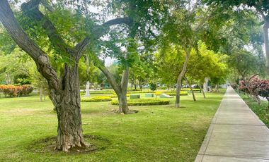 “Departamento en Miraflores - amplio, iluminado, con 2 cocheras y a 1 cuadra de parque”