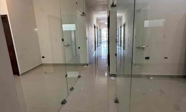 EDIFICIO CON OFICINAS Y DEPARTAMENTOS EN VENTA