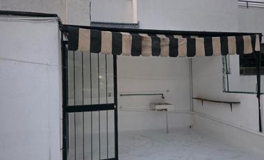 Rento casa en Bosques Camelinas  a la altura de Little Caesar en privada.