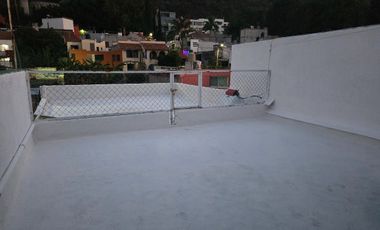 Rento casa en Bosques Camelinas  a la altura de Little Caesar en privada.