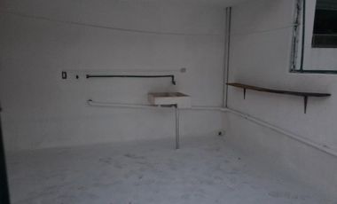 Rento casa en Bosques Camelinas  a la altura de Little Caesar en privada.