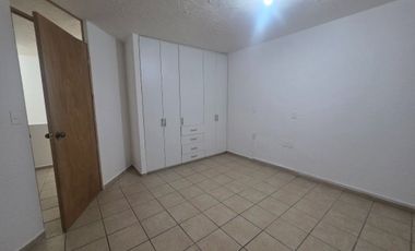 Rento casa en Bosques Camelinas  a la altura de Little Caesar en privada.