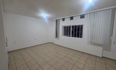 Rento casa en Bosques Camelinas  a la altura de Little Caesar en privada.