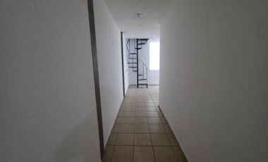 Rento casa en Bosques Camelinas  a la altura de Little Caesar en privada.