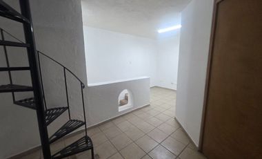 Rento casa en Bosques Camelinas  a la altura de Little Caesar en privada.