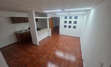 Rento casa en Bosques Camelinas  a la altura de Little Caesar en privada.