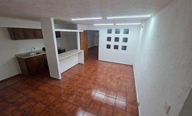 Rento casa en Bosques Camelinas  a la altura de Little Caesar en privada.