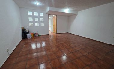 Rento casa en Bosques Camelinas  a la altura de Little Caesar en privada.
