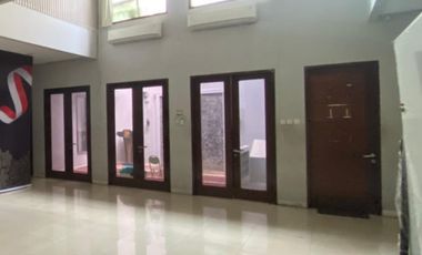 Cocok untuk Kantor atau Tempat Tinggal, Rumah di Jalan Raya Tebet Jaksel DIJUAL