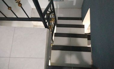 Di Sewakan Rumah 2Lantai 3Kamar Dekat Stasiun Depok di PERMATA DEPOK