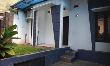 Di Sewakan Rumah 2Lantai 3Kamar Dekat Stasiun Depok di PERMATA DEPOK
