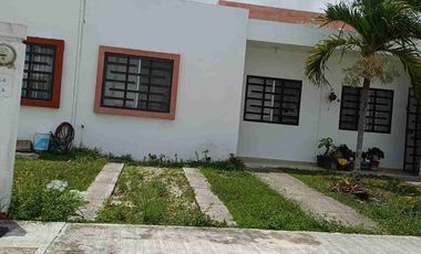 Rento casa en privada con vigilancia y alberca comun