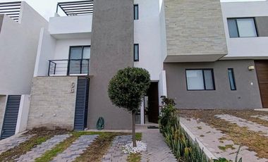 Zibatá Casa de 3 niveles con asador y espacios amplios en renta Bpa2587