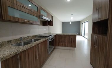 Zibatá Casa de 3 niveles con asador y espacios amplios en renta Bpa2587