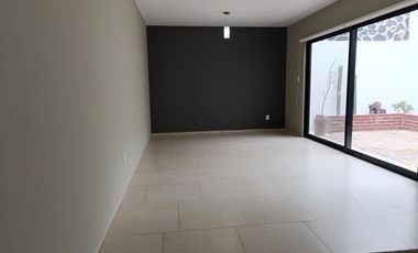 Zibatá Casa de 3 niveles con asador y espacios amplios en renta Bpa2587