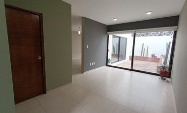 Zibatá Casa de 3 niveles con asador y espacios amplios en renta Bpa2587