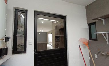 Zibatá Casa de 3 niveles con asador y espacios amplios en renta Bpa2587