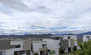Zibatá Casa de 3 niveles con asador y espacios amplios en renta Bpa2587