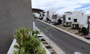 Zibatá Casa de 3 niveles con asador y espacios amplios en renta Bpa2587