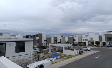 Zibatá Casa de 3 niveles con asador y espacios amplios en renta Bpa2587