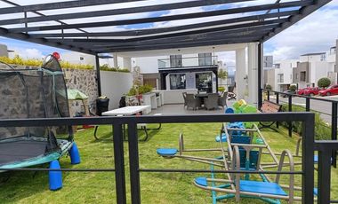 Zibatá Casa de 3 niveles con asador y espacios amplios en renta Bpa2587