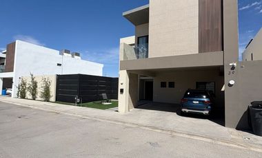SE VENDE HERMOSA CASA CON ALBERCA EN RESIDENCIAL  ALBOREAL