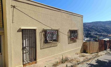 SE VENDE CASA DOS PISOS EN SECTOR CERRO LARRAIN VALPARAÍSO