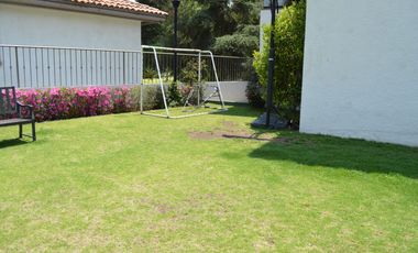 Hermosa casa en condominio rodeada de vistas verdes, un remanso de paz en la ciudad