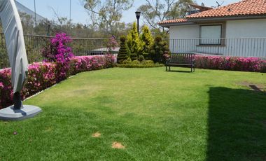 Hermosa casa en condominio rodeada de vistas verdes, un remanso de paz en la ciudad