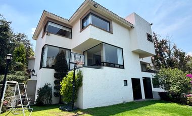 Hermosa casa en condominio rodeada de vistas verdes, un remanso de paz en la ciudad