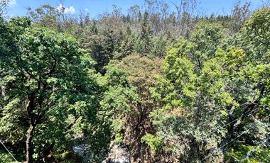 Hermosa casa en condominio rodeada de vistas verdes, un remanso de paz en la ciudad