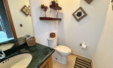 Hermosa casa en condominio rodeada de vistas verdes, un remanso de paz en la ciudad
