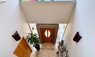 Hermosa casa en condominio rodeada de vistas verdes, un remanso de paz en la ciudad