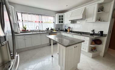 Hermosa casa en condominio rodeada de vistas verdes, un remanso de paz en la ciudad