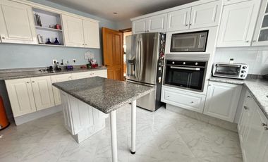 Hermosa casa en condominio rodeada de vistas verdes, un remanso de paz en la ciudad