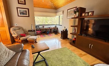 Hermosa casa en condominio rodeada de vistas verdes, un remanso de paz en la ciudad