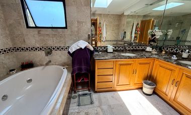 Hermosa casa en condominio rodeada de vistas verdes, un remanso de paz en la ciudad