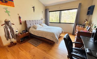 Hermosa casa en condominio rodeada de vistas verdes, un remanso de paz en la ciudad