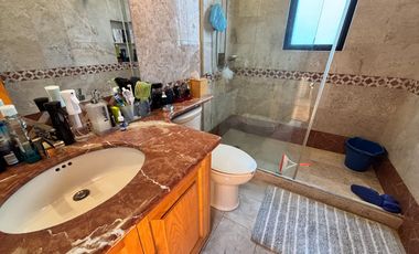 Hermosa casa en condominio rodeada de vistas verdes, un remanso de paz en la ciudad