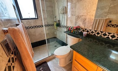 Hermosa casa en condominio rodeada de vistas verdes, un remanso de paz en la ciudad