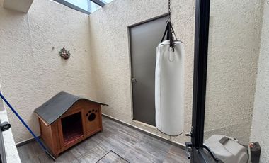 Hermosa casa en condominio rodeada de vistas verdes, un remanso de paz en la ciudad