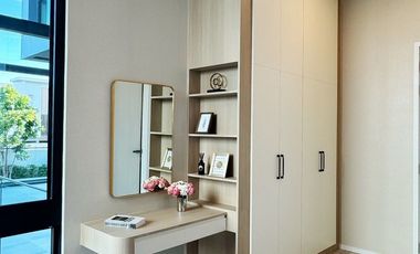 Luxury house for Sale/Rent at VIVE Krungthep Kreetha, Corner unit, 3 story detached house with private elevator. Near the Yellow Line ---------a Stati