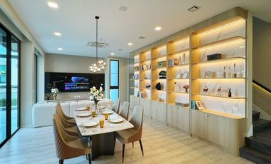Luxury house for Sale/Rent at VIVE Krungthep Kreetha, Corner unit, 3 story detached house with private elevator. Near the Yellow Line ---------a Stati