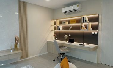 Luxury house for Sale/Rent at VIVE Krungthep Kreetha, Corner unit, 3 story detached house with private elevator. Near the Yellow Line ---------a Stati